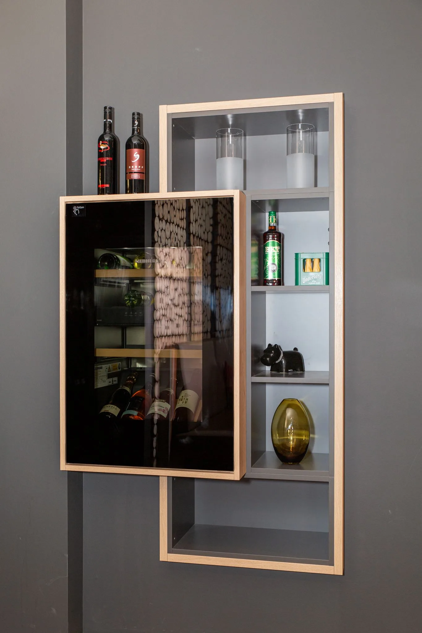 Wandregal mit Glastür und Dekoration im Möbelstudio