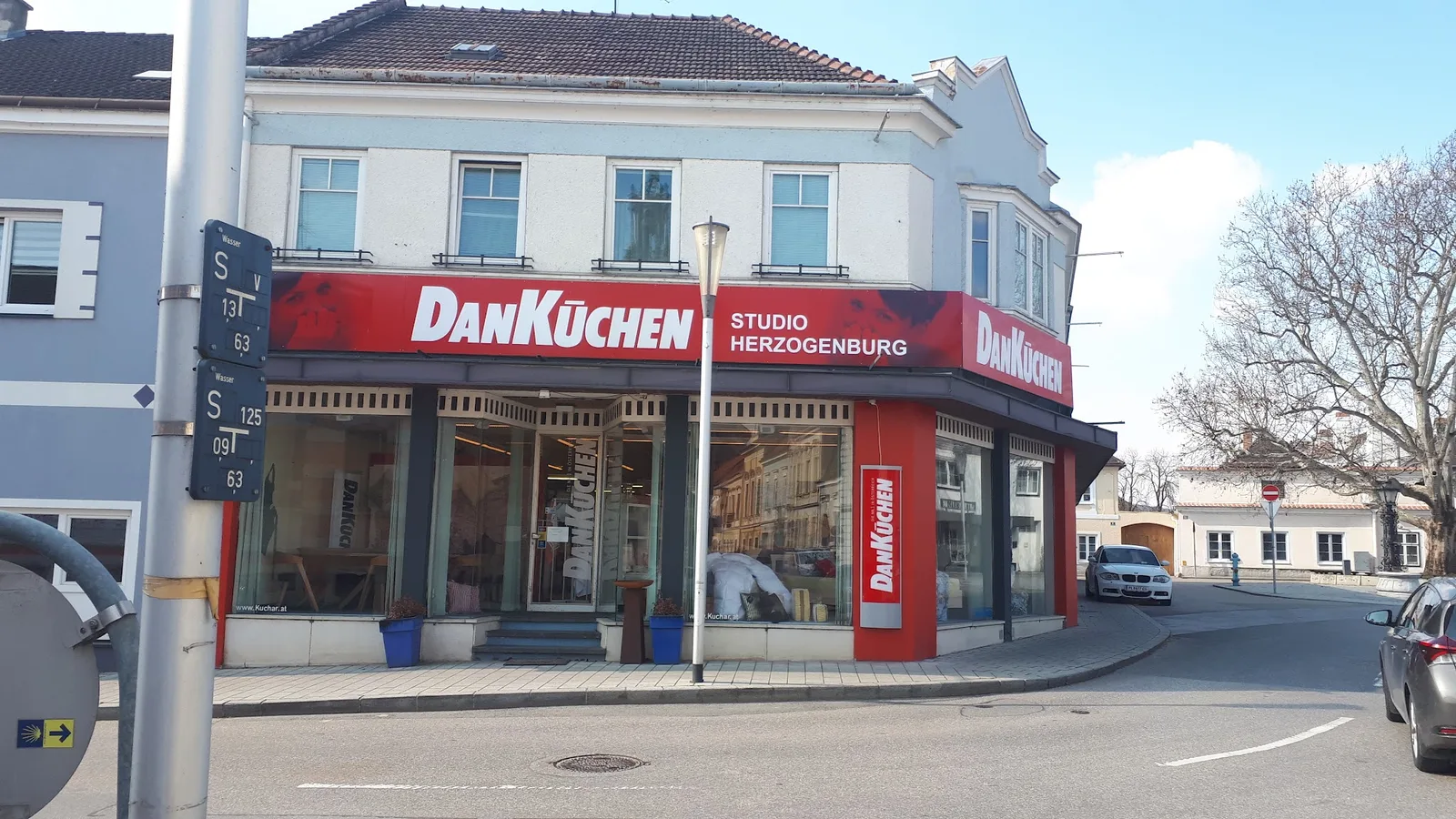 Eckansicht des DAN Küchen Studios Kuchar Möbel an der Kremserstraße